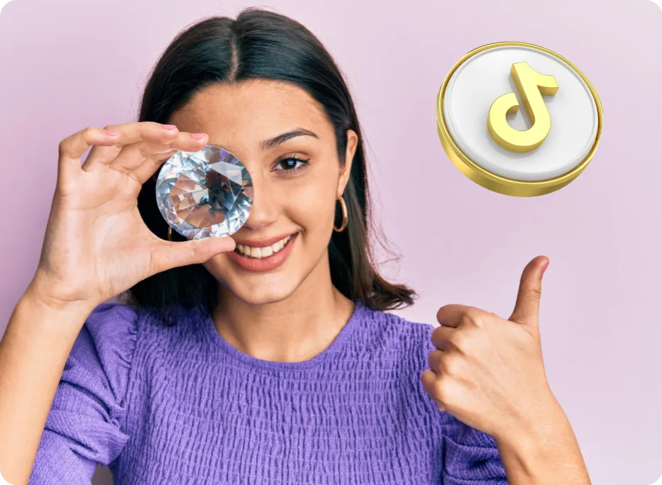 Frau hält einen TikTok-Diamantkristall und lächelt